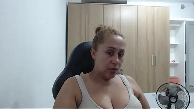 Snapshot of RoxanaLove9 chatting on 10, 5, 2026 RoxanaLove9 online show from 10, 5, 2026