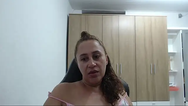 Snapshot of RoxanaLove9 chatting on 28, 4, 2026 RoxanaLove9 online show from 28, 4, 2026