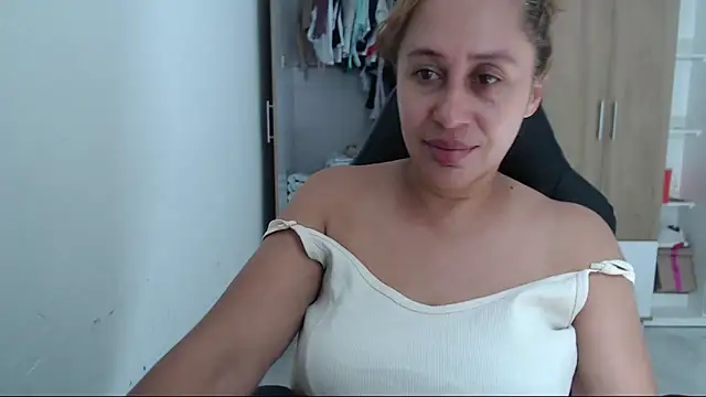 RoxanaLove9 online show from 19, 10, 2025