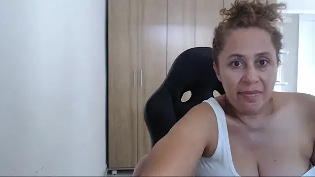Snapshot of RoxanaLove9 chatting on 3, 5, 2026 RoxanaLove9 online show from 3, 5, 2026