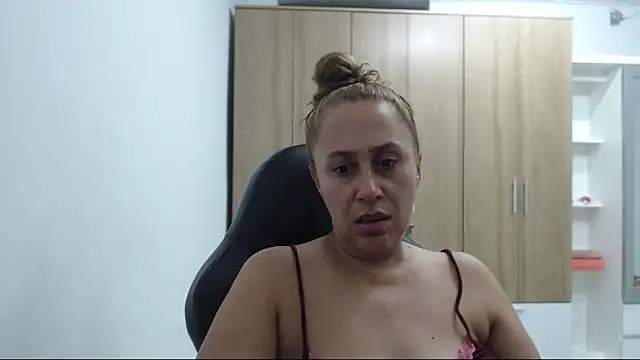 Snapshot of RoxanaLove9 chatting on 12, 5, 2026 RoxanaLove9 online show from 12, 5, 2026