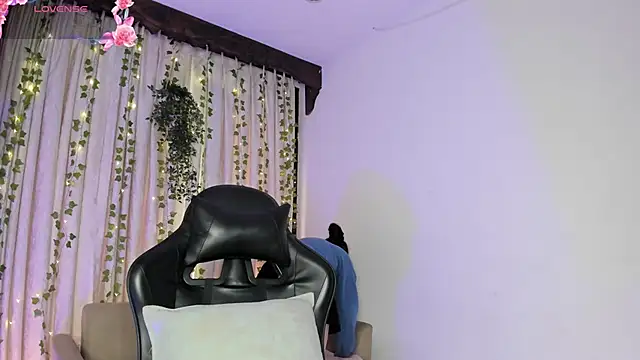 HannaRhodes online show from 25, 11, 2025