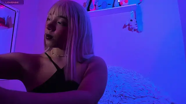 MadelineBenet online show from 6, 2, 2025
