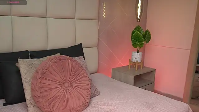 SaraMonroe1 online show from 18, 2, 2026