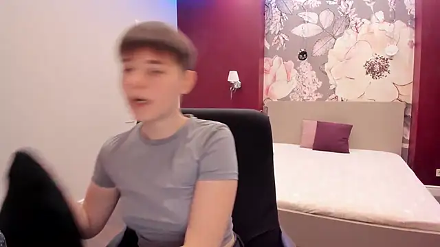 Snapshot of EmiliaYours chatting on 7, 10, 2025 EmiliaYours online show from 7, 10, 2025