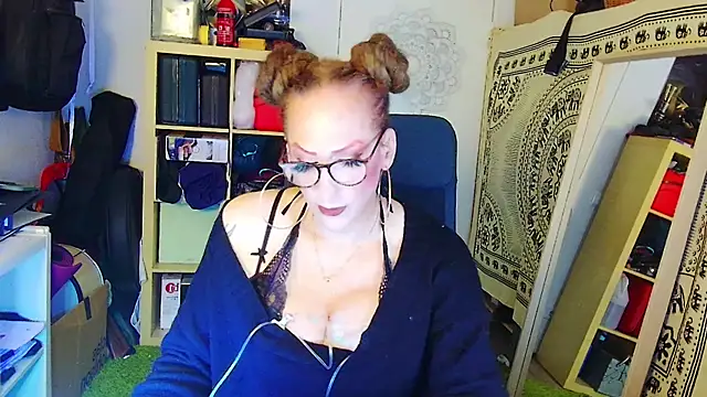 MaxiEmily online show from 10, 2, 2025