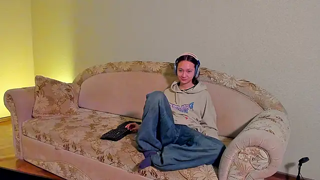 Snapshot of EllaSky_xoxo chatting on 9, 3, 2025 EllaSky xoxo online show from 9, 3, 2025