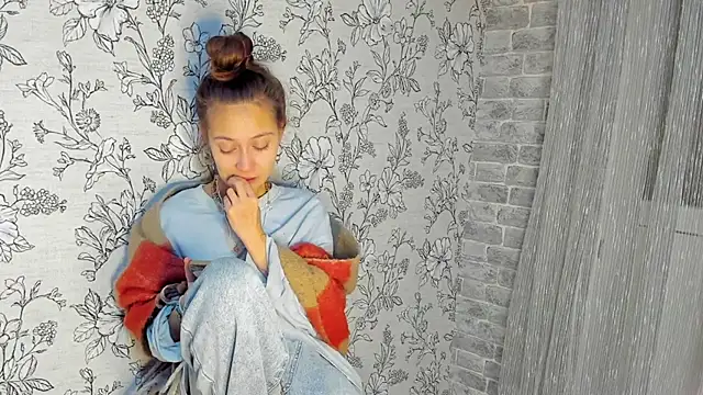 EllaSky xoxo online show from 6, 11, 2025