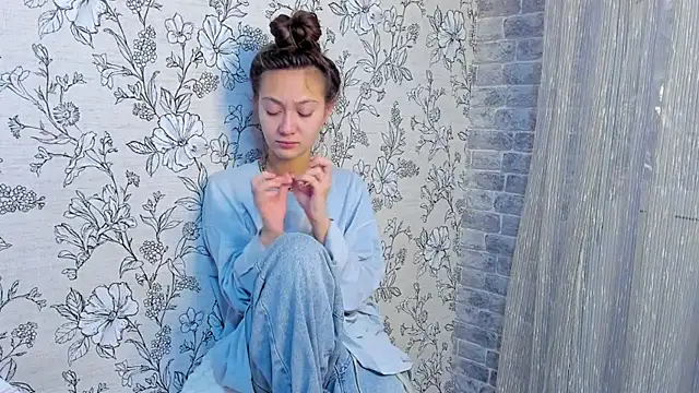 EllaSky xoxo online show from 8, 11, 2025