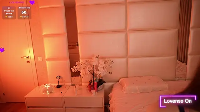 Lilly Colins online show from 23, 10, 2025