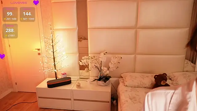 Lilly Colins online show from 13, 4, 2026