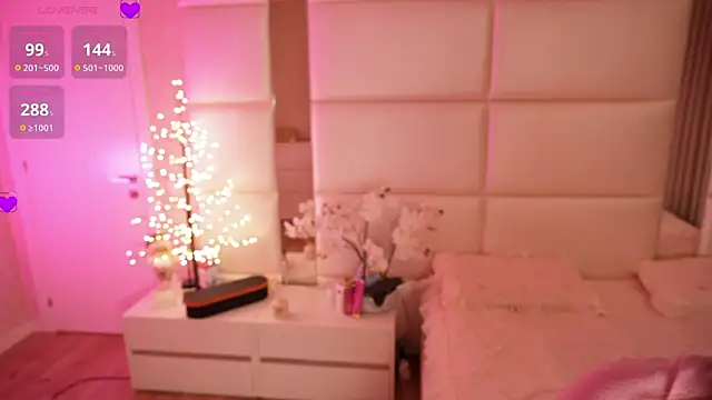 Lilly Colins online show from 3, 4, 2026