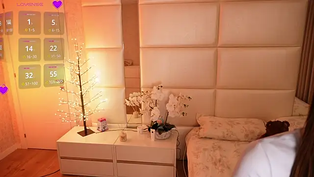 Lilly Colins online show from 20, 4, 2026