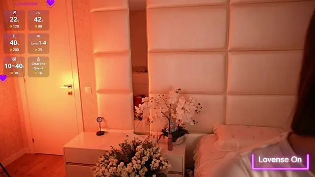 Lilly Colins online show from 10, 10, 2025