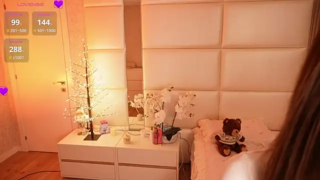 Lilly Colins online show from 14, 3, 2026