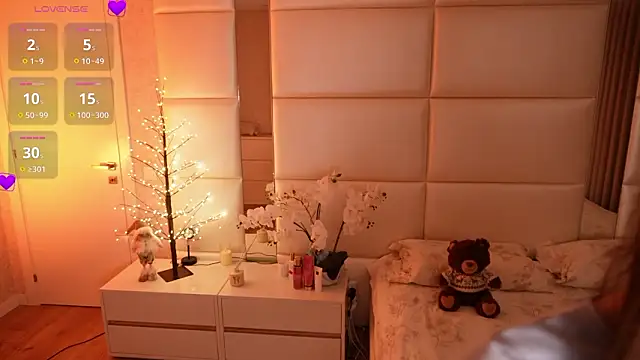 Lilly Colins online show from 13, 2, 2026