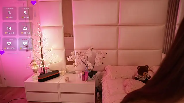 Lilly Colins online show from 2, 4, 2026