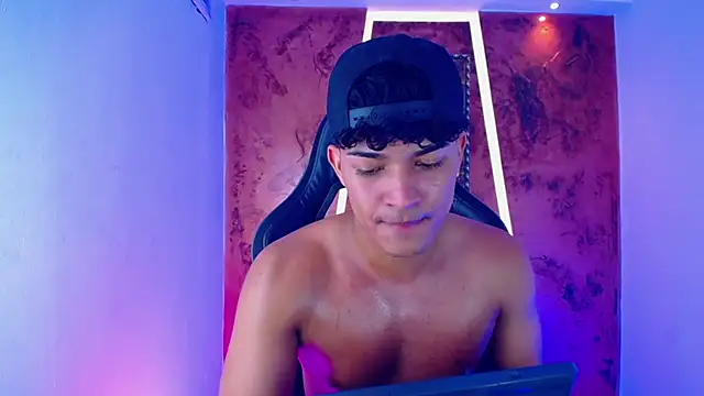 jamescurli  online show from 25, 2, 2025