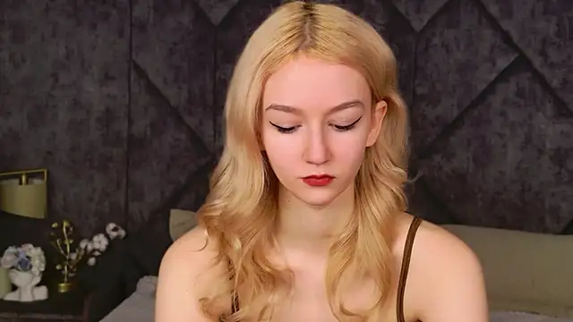 NaomiLoys online show from 6, 3, 2026