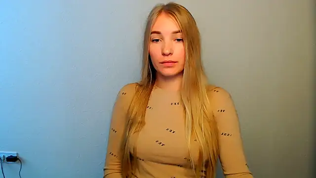 Snapshot of Queen_ofLove chatting on 12, 10, 2025 Queen ofLove online show from 12, 10, 2025