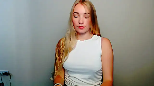 Snapshot of Queen_ofLove chatting on 10, 10, 2025 Queen ofLove online show from 10, 10, 2025