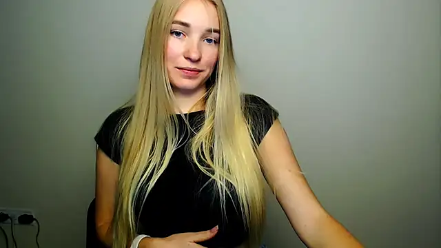 Snapshot of Queen_ofLove chatting on 13, 10, 2025 Queen ofLove online show from 13, 10, 2025