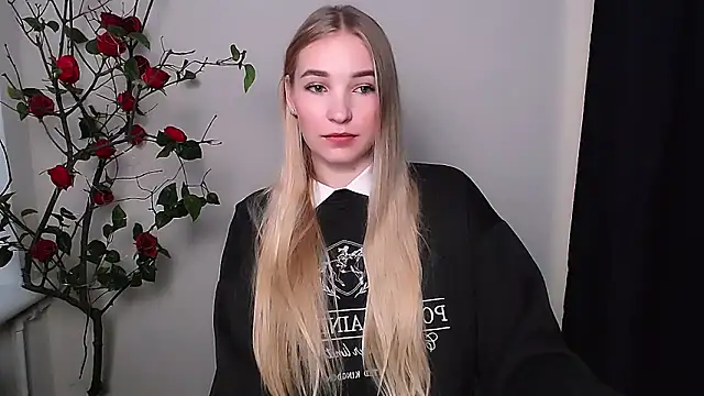 Snapshot of Queen_ofLove chatting on 14, 11, 2025 Queen ofLove online show from 14, 11, 2025