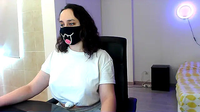 GummyPeachh online show from 5, 12, 2024
