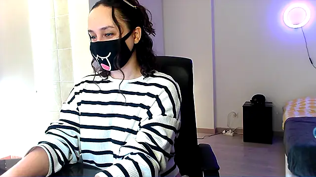 GummyPeachh online show from 4, 12, 2024