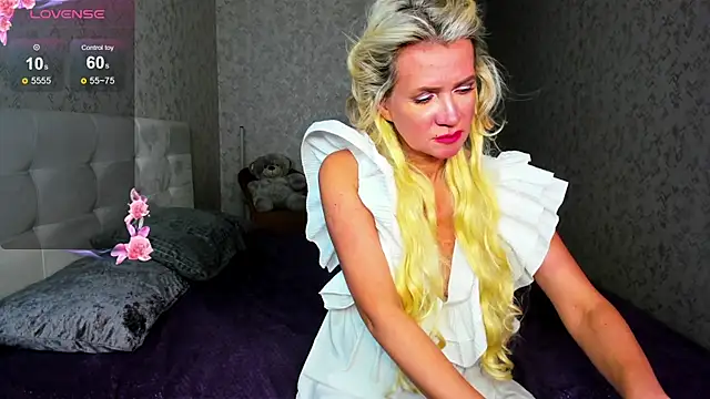 Luna  Lewis online show from 29, 1, 2025