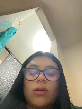 alissonfernandez  online show from 18, 4, 2026