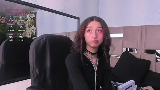 Snapshot of Queenjenn__ chatting on 1, 2, 2025 Queenjenn online show from 1, 2, 2025