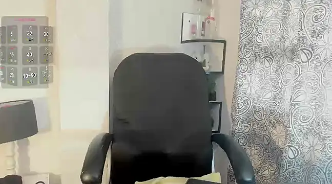 Snapshot of Queenjenn__ chatting on 11, 2, 2025 Queenjenn online show from 11, 2, 2025