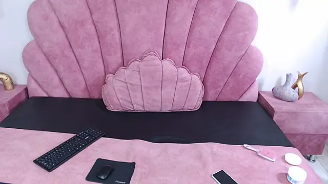 Candy Bony online show from 4, 1, 2025