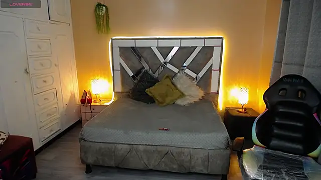 Kate Laurence  online show from 22, 2, 2025