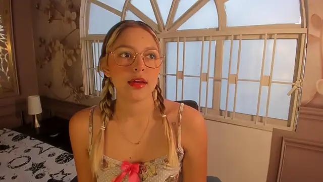 Cami hunter  online show from 10, 12, 2024
