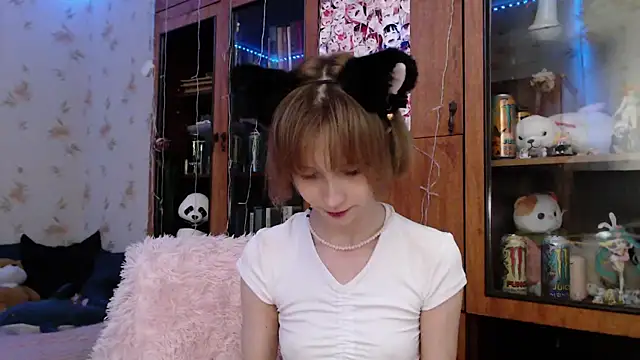 Snapshot of cloudgirrl chatting on 17, 2, 2025 cloudgirrl online show from 17, 2, 2025