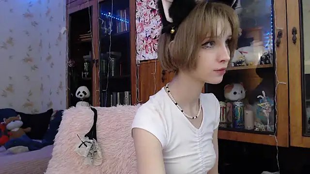 Snapshot of cloudgirrl chatting on 15, 2, 2025 cloudgirrl online show from 15, 2, 2025