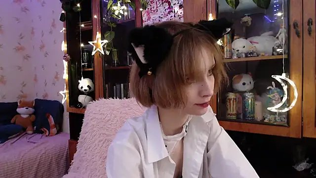 Snapshot of cloudgirrl chatting on 27, 2, 2025 cloudgirrl online show from 27, 2, 2025