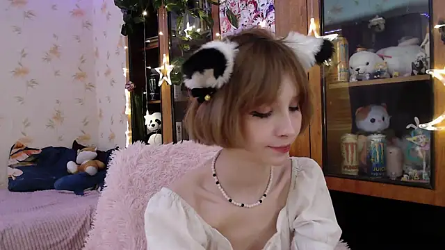 Snapshot of cloudgirrl chatting on 2, 3, 2025 cloudgirrl online show from 2, 3, 2025