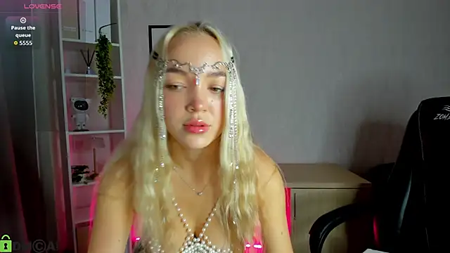 Snapshot of Christy_Little chatting on 12, 9, 2025 Christy Little online show from 12, 9, 2025