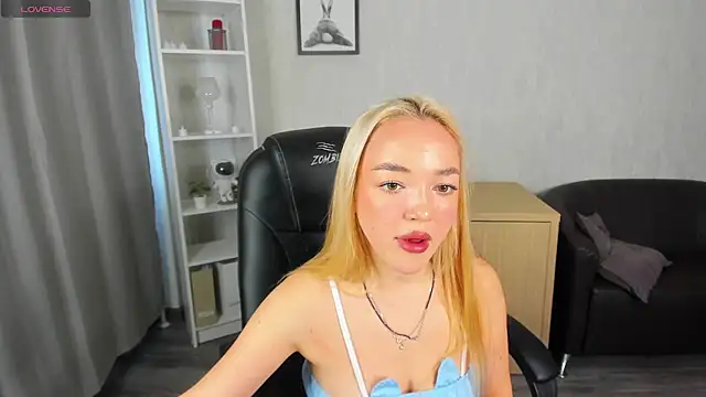 Snapshot of Christy_Little chatting on 5, 3, 2025 Christy Little online show from 5, 3, 2025