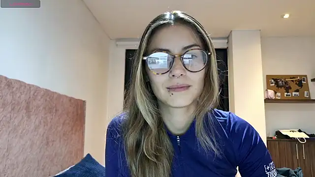 Snapshot of Emmy_petit chatting on 24, 5, 2026 Emmy petit online show from 24, 5, 2026
