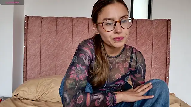 Snapshot of Emmy_petit chatting on 12, 5, 2026 Emmy petit online show from 12, 5, 2026