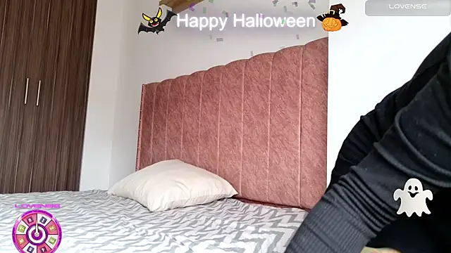 Snapshot of Emmy_petit chatting on 28, 10, 2025 Emmy petit online show from 28, 10, 2025