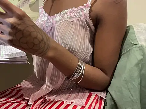 Snapshot of iveedie017 chatting on 6, 11, 2025 iveedie017 online show from 6, 11, 2025