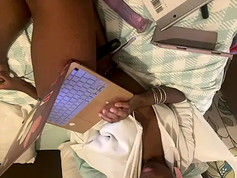 Snapshot of iveedie017 chatting on 5, 12, 2024 iveedie017 online show from 5, 12, 2024