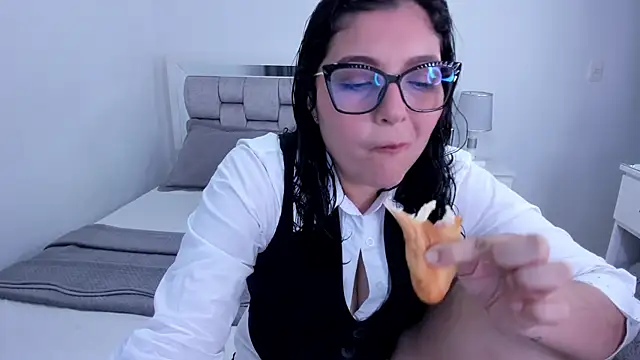 Snapshot of Camilaa_bueno chatting on 30, 4, 2026 Camilaa bueno online show from 30, 4, 2026