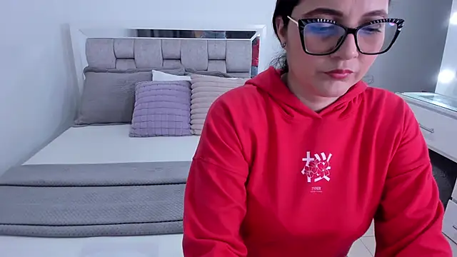 Snapshot of Camilaa_bueno chatting on 4, 6, 2026 Camilaa bueno online show from 4, 6, 2026