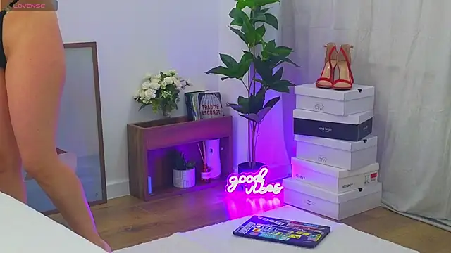 LauraMirage online show from 28, 11, 2025